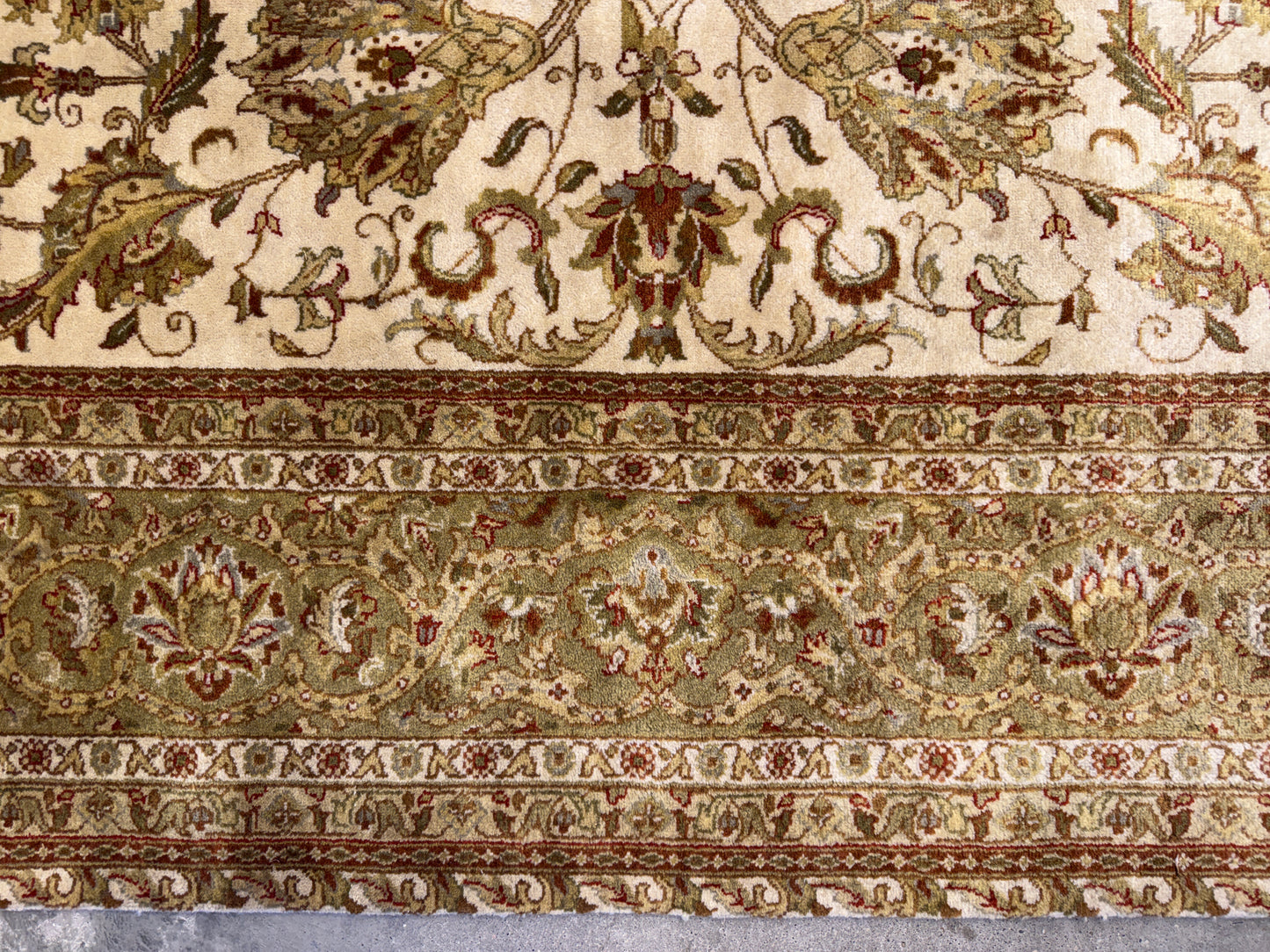 7’8”x9’11” Hand-Knotted Wool Agra Area Rug