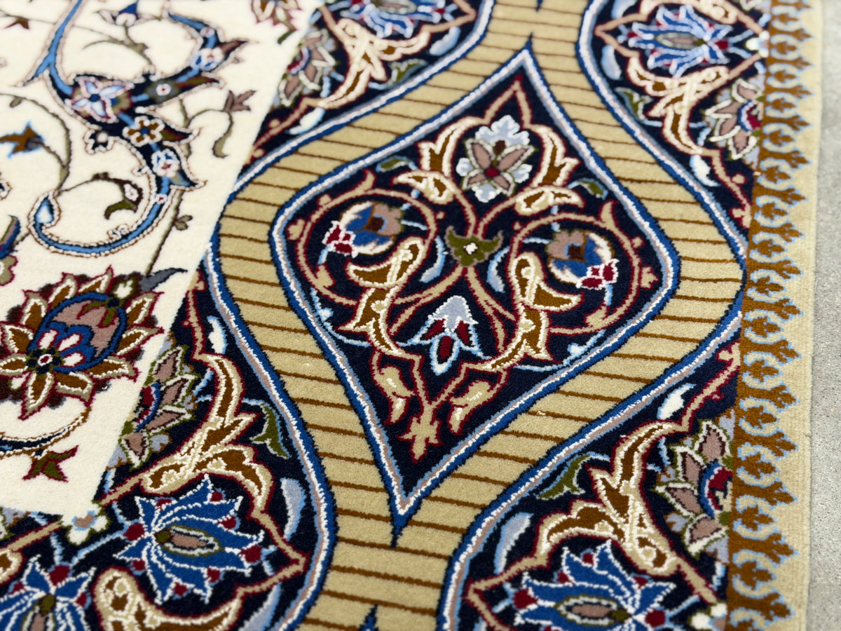Hand-Knotted Persian Isfahan Rug - Dome Design - 6'6"x10'
