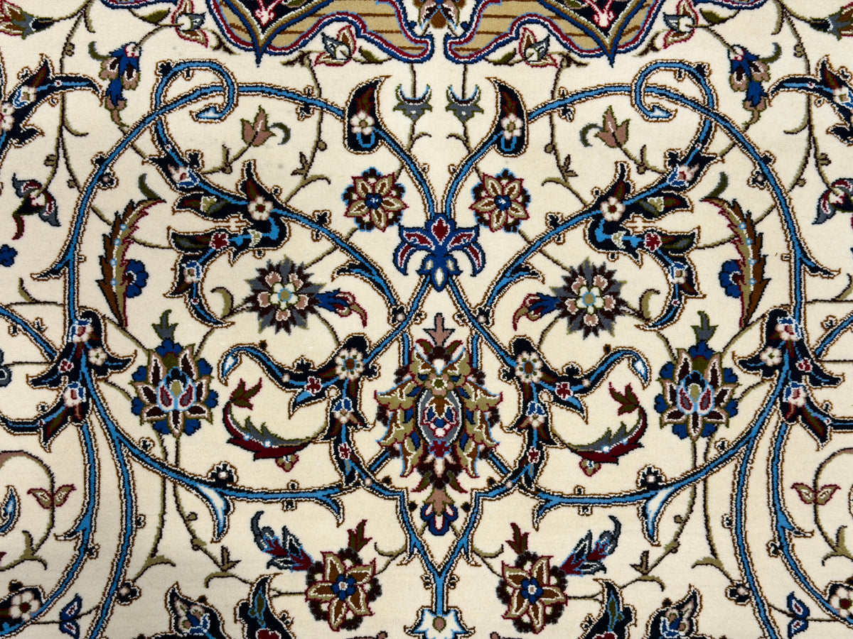 Hand-Knotted Persian Isfahan Rug - Dome Design - 6'6"x10'