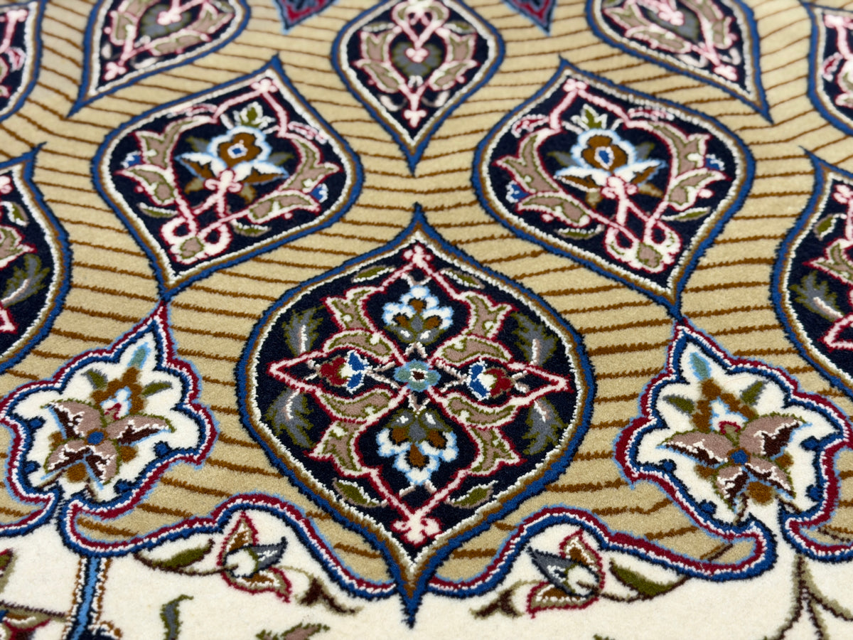 Hand-Knotted Persian Isfahan Rug - Dome Design - 6'6"x10'