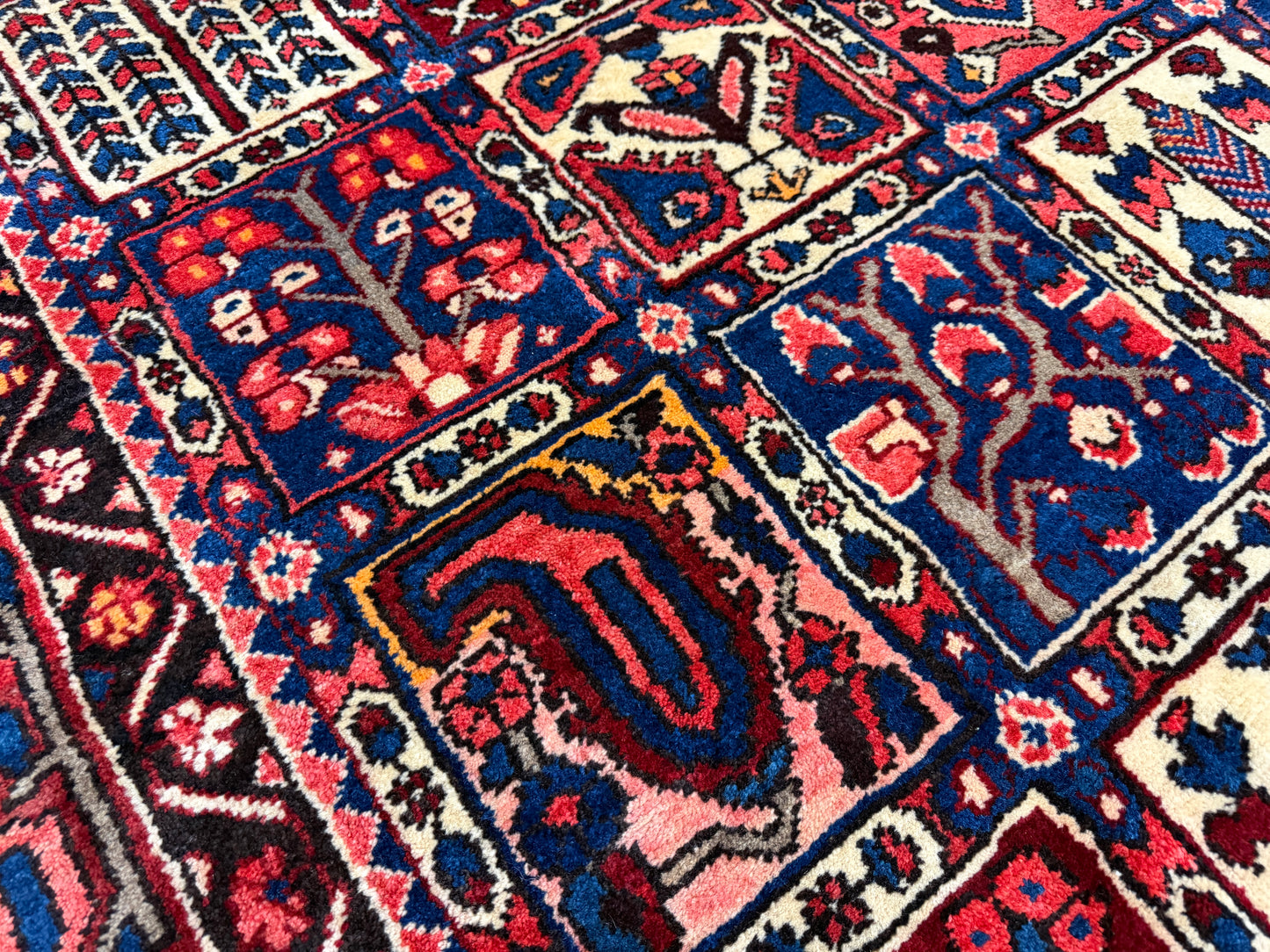 Hand-Knotted Persian Bakhtiari Rug - 9’11”x12’1”