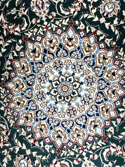 Hand-Knotted Persian Nain 9 La Rug - 4’9” Round