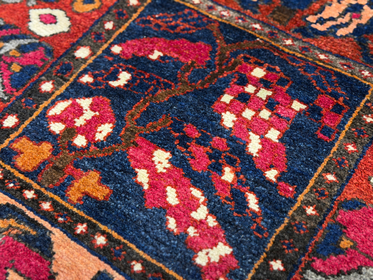 Hand-Knotted Persian Bakhtiari Rug - 7'1"x10'1"