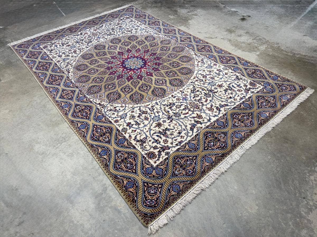 Hand-Knotted Persian Isfahan Rug - Dome Design - 6'6"x10'
