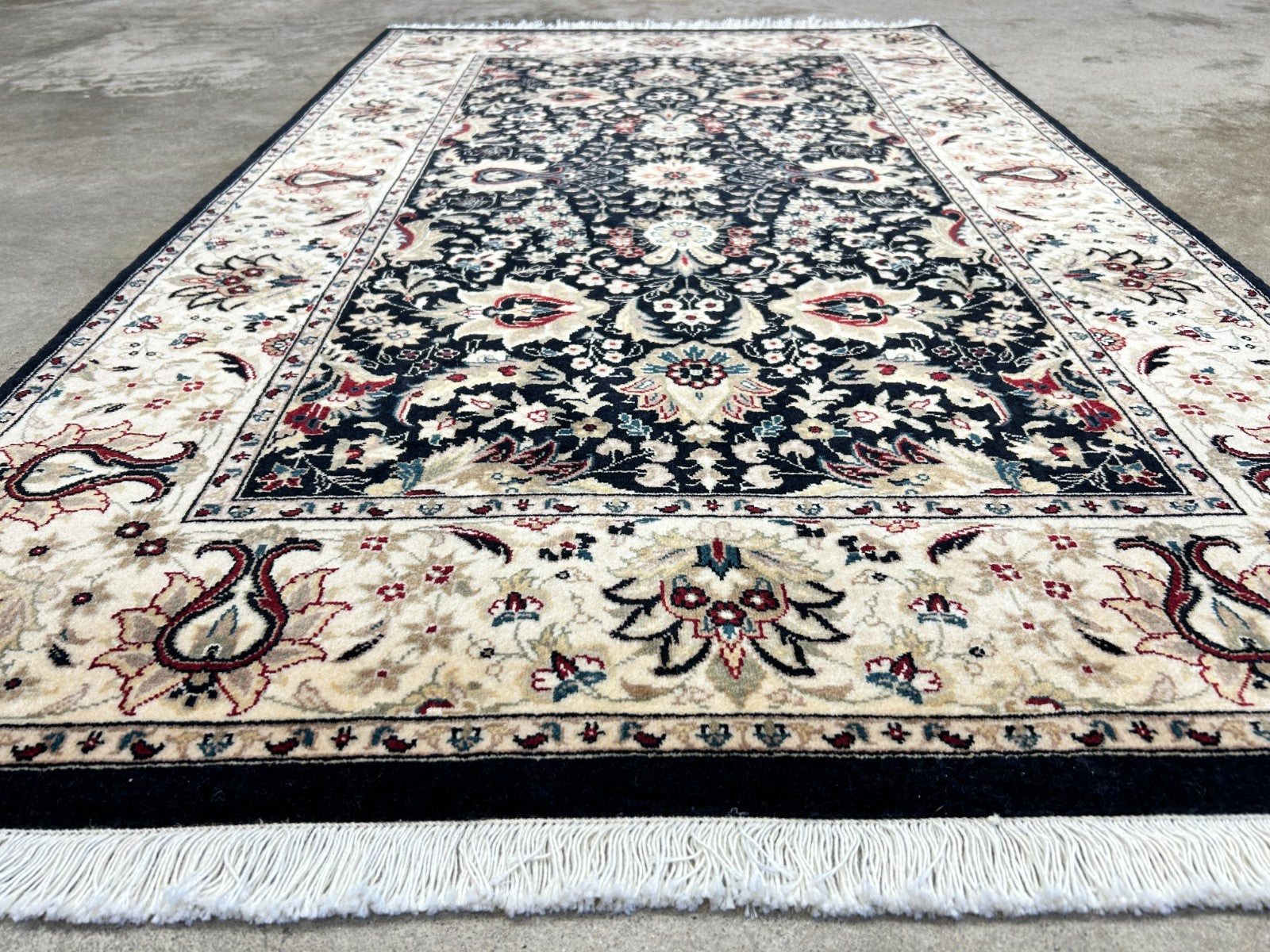 3'1"x5' Hand-Knotted 100% Wool Pile Lahovere Rug