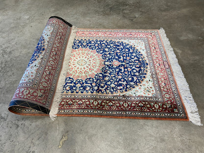 2'8"x4'1" Exquisite Extra-Fine Hand-Knotted 100% Silk Qume Area Rug