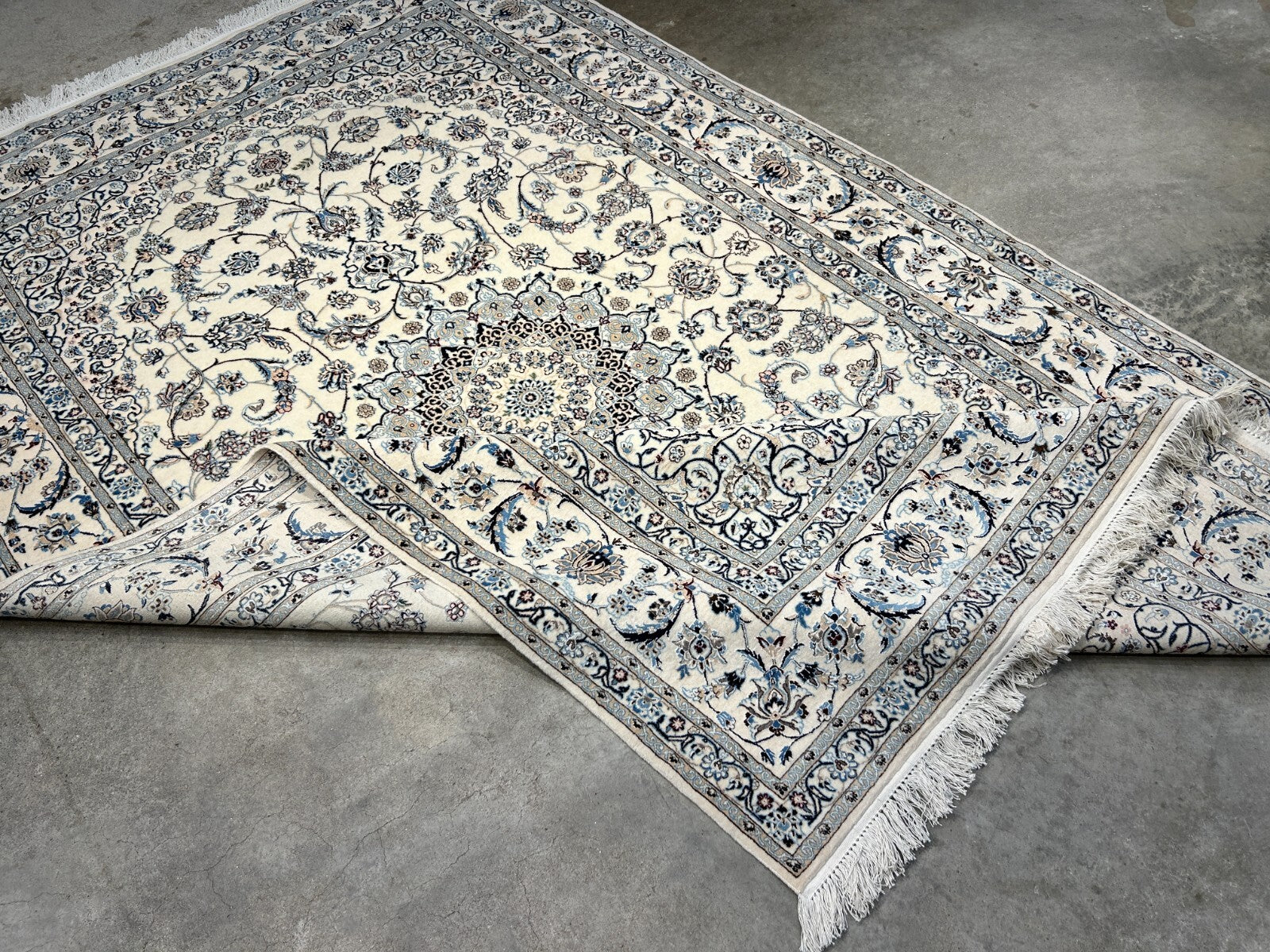 5'7"x9' Extra Fine Hand-Knotted Wool & Silk Naine Rug
