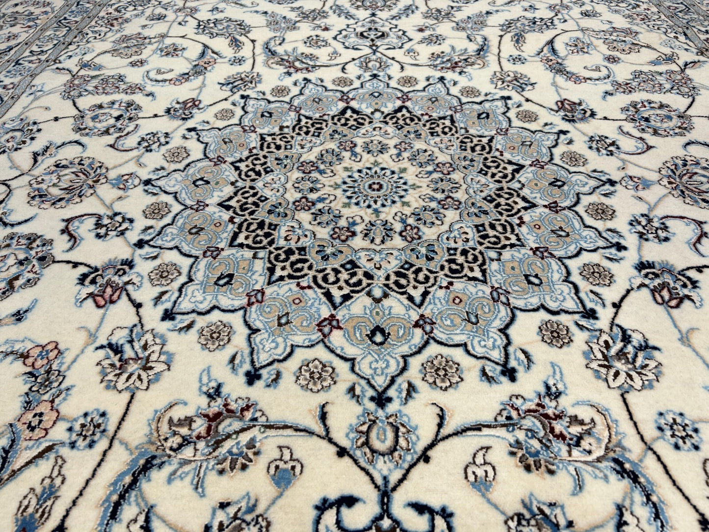 5'7"x9' Extra Fine Hand-Knotted Wool & Silk Naine Rug