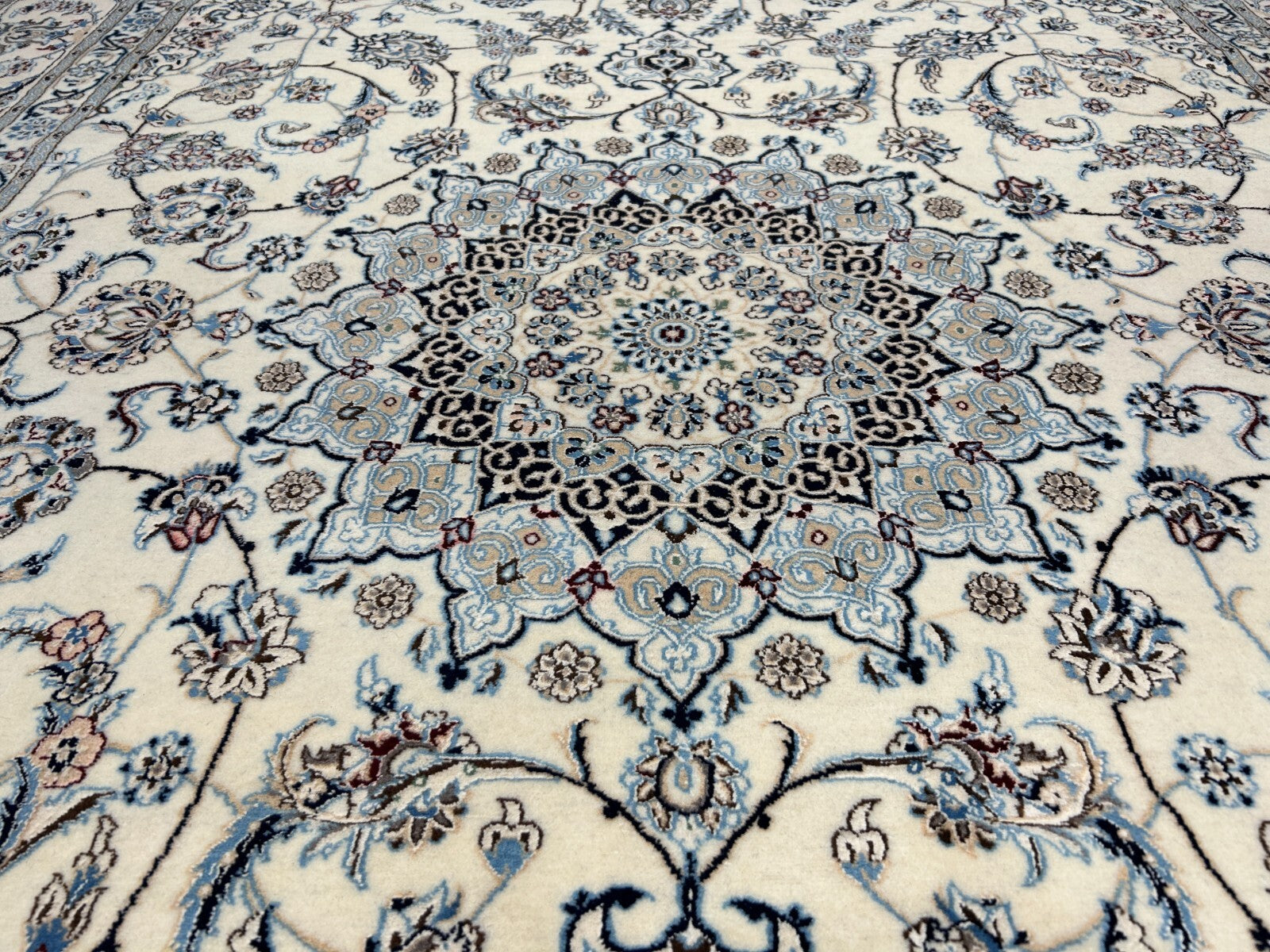 5'7"x9' Extra Fine Hand-Knotted Wool & Silk Naine Rug