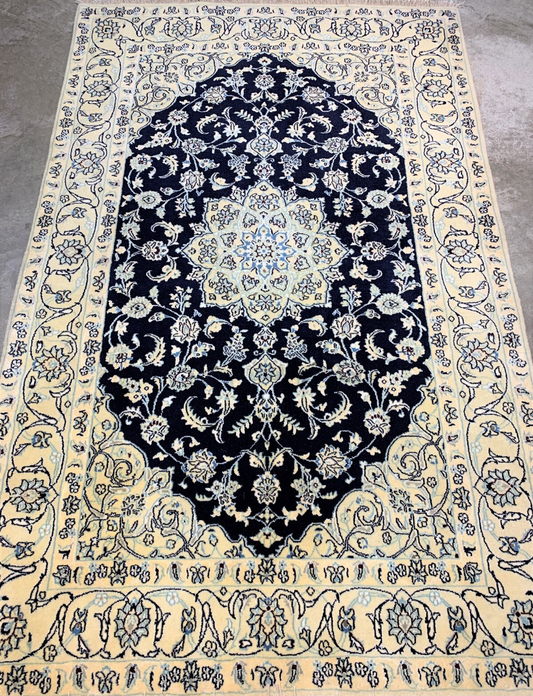 4'2" x 6'8'' Very-Fine Naine Hand-Knotted Wool / Silk Naine Area Rug