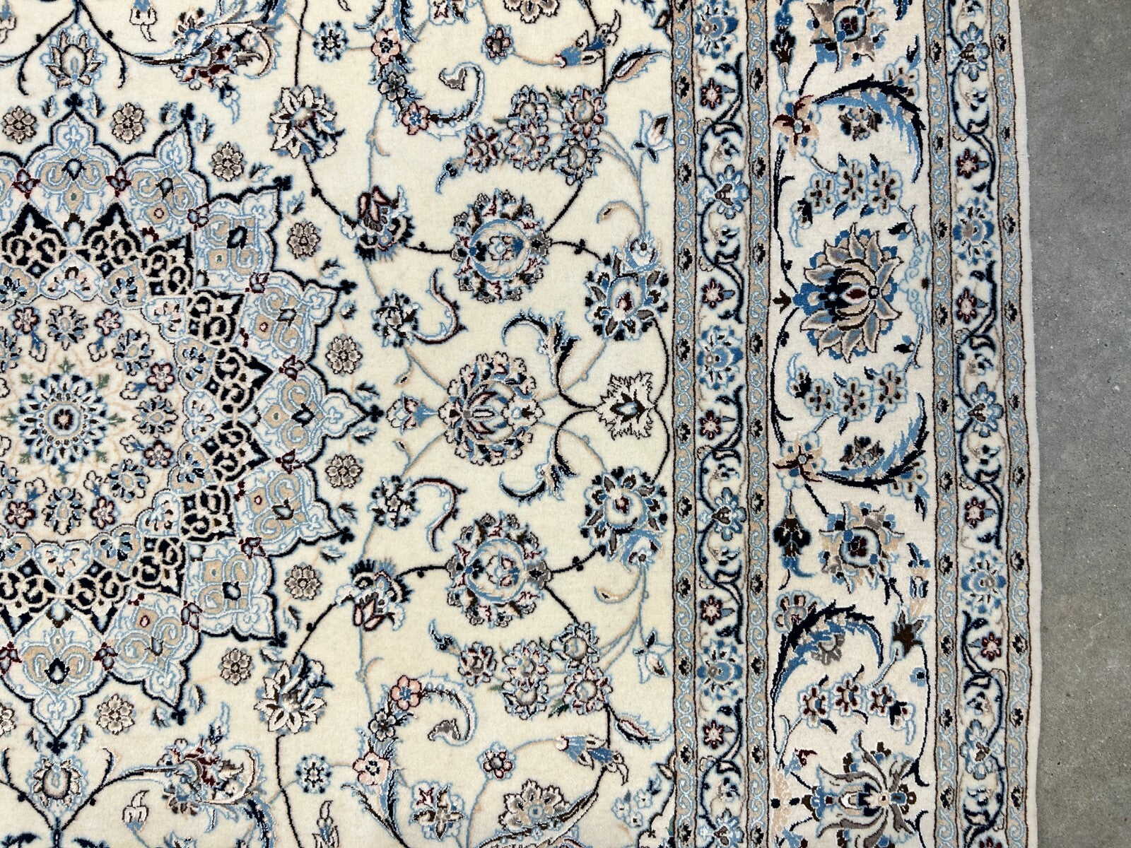 5'7"x9' Extra Fine Hand-Knotted Wool & Silk Naine Rug