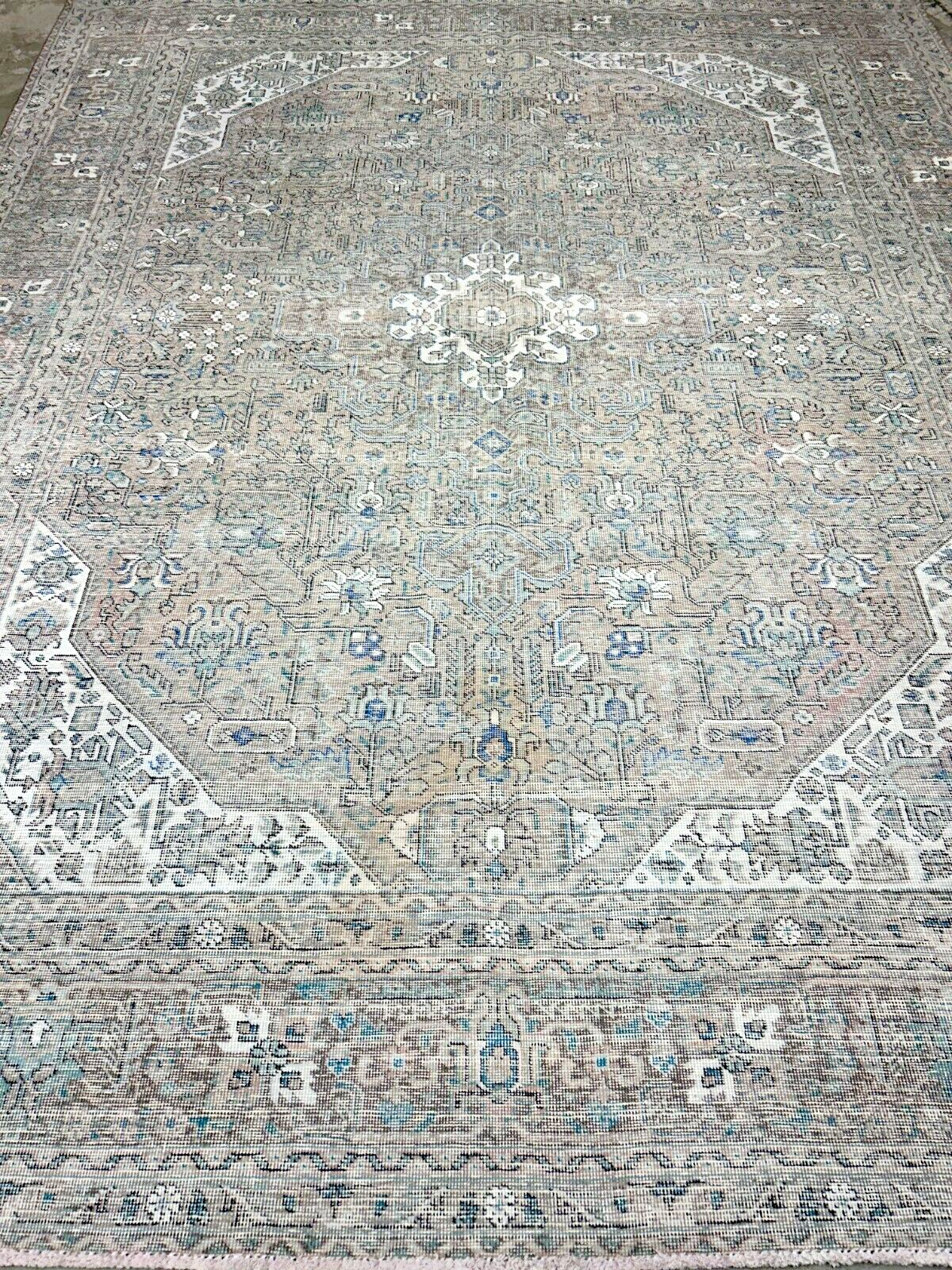 9'8"x12'5" Hand-Knotted 100% Wool Pile Herize Rug