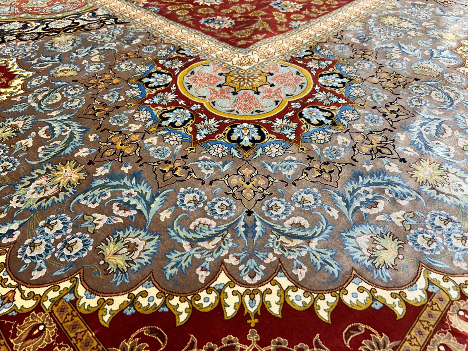 9'8"x13'6" Exquisite Signed Hand-Knotted 100% Silk Qume Rug