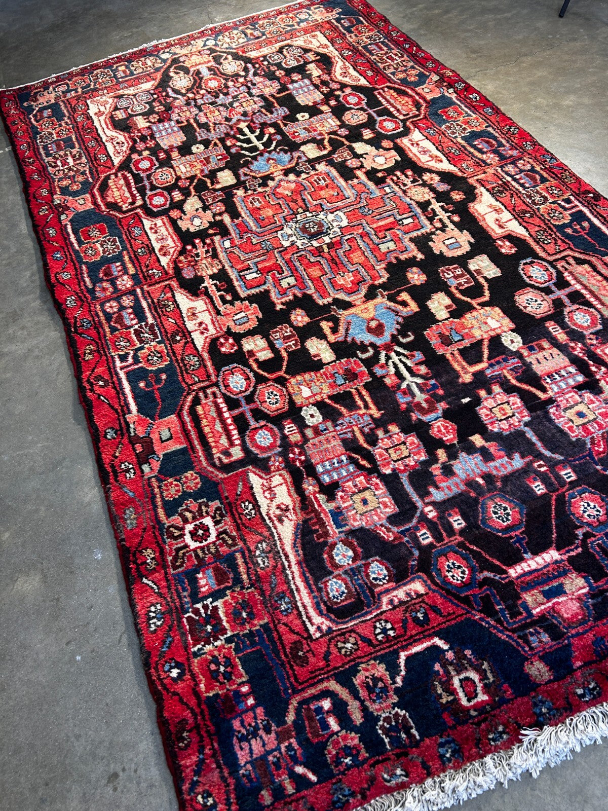 4'9" x 8'8" Hand-Knotted 100% Wool Pile Nahavande Area Rug
