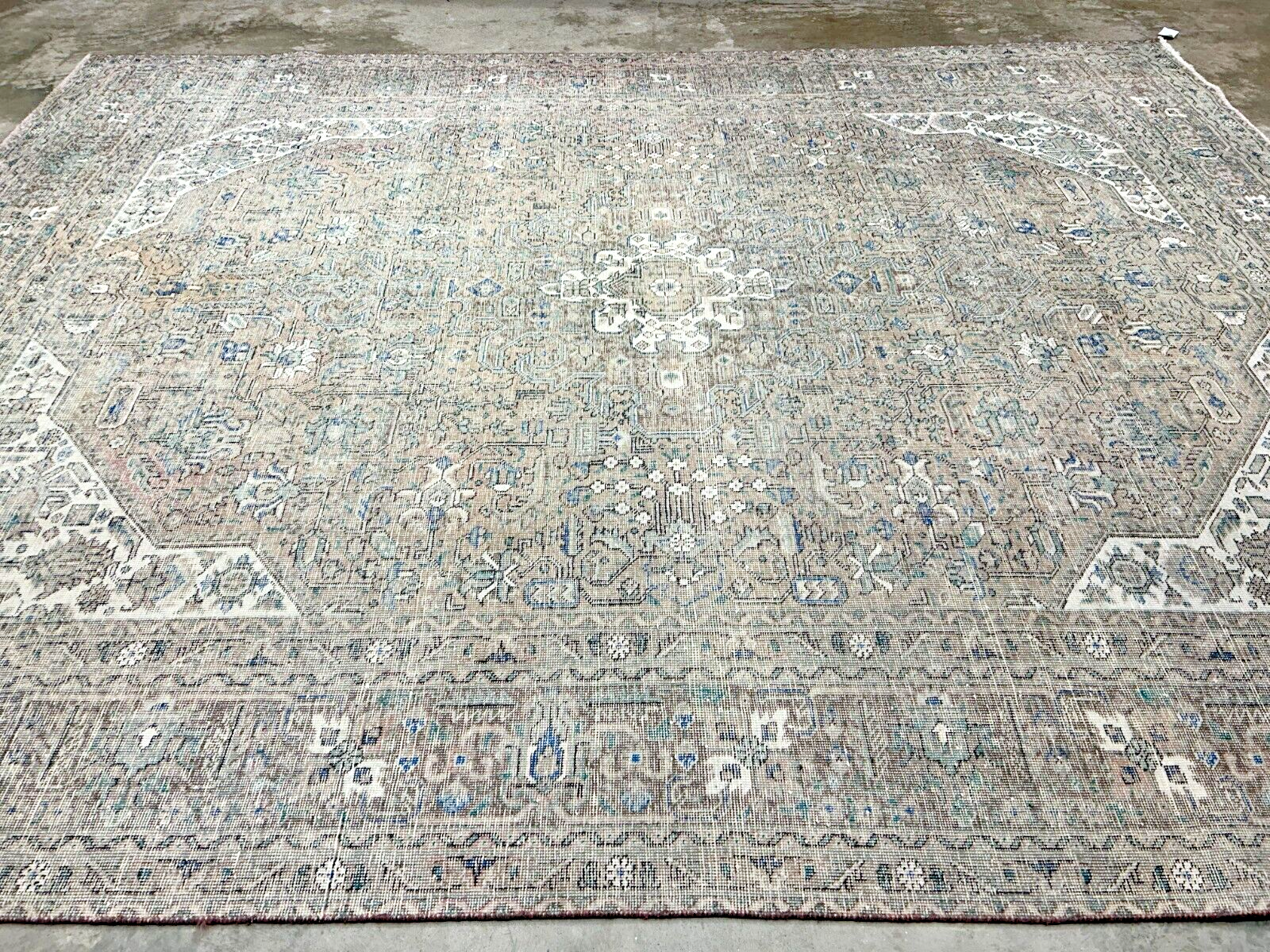 9'8"x12'5" Hand-Knotted 100% Wool Pile Herize Rug