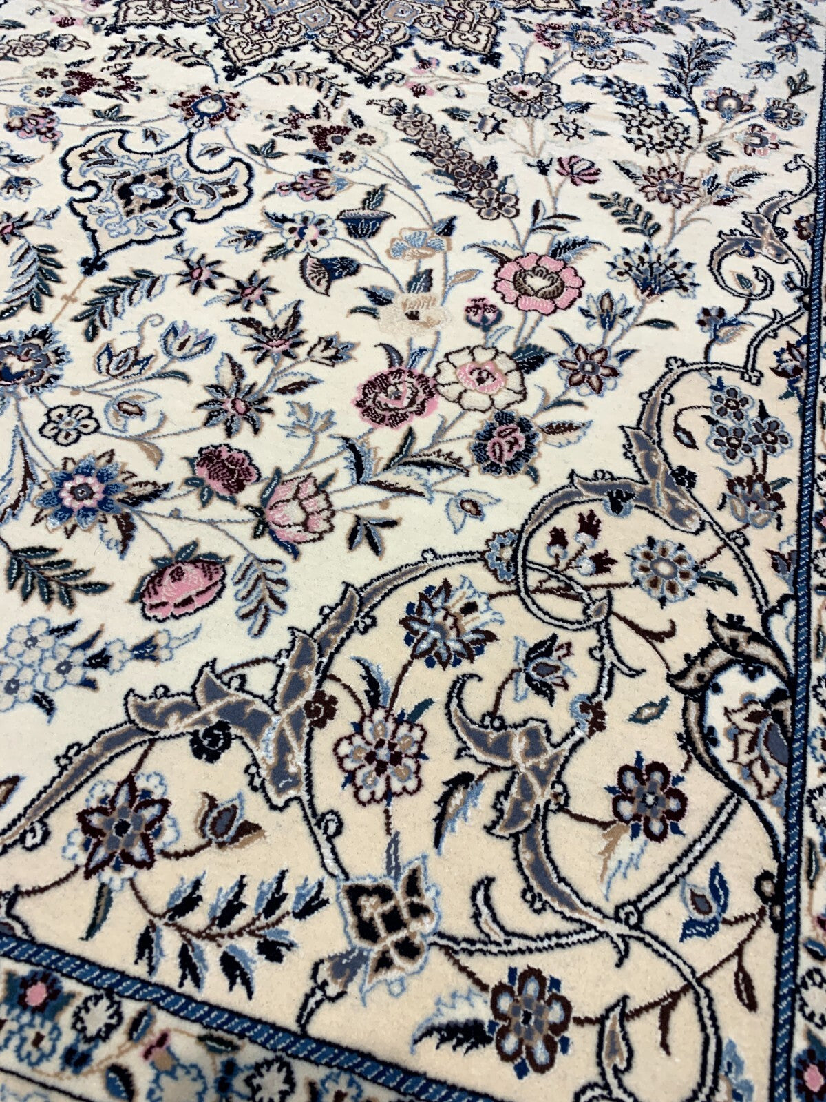 4'3"x6'10" Fine Hand-Knotted Wool & Silk Blend Naine Carpet - Area Rug