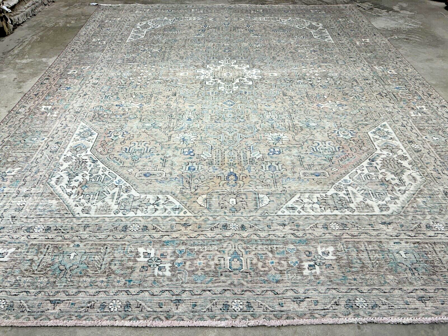 9'8"x12'5" Hand-Knotted 100% Wool Pile Herize Rug