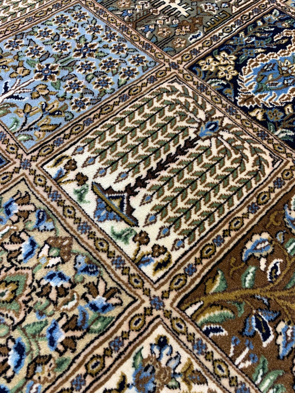 4'6"x7' Fine Hand-Knotted 100% Wool Pile Qume Rug