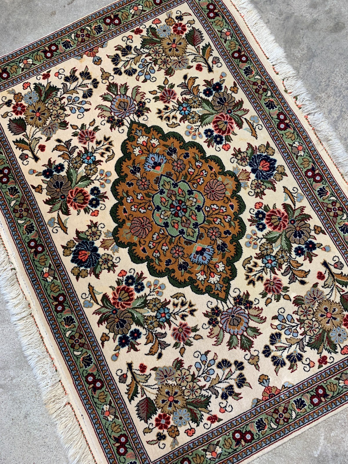 2'2"x3' Very Fine Hand-Knotted 100% Wool Qume Rug