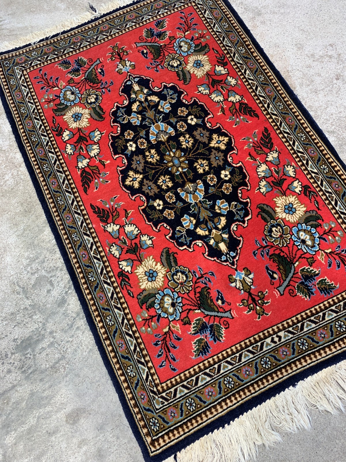 2'x3' Very Fine Hand-Knotted 100% Wool Qume Rug