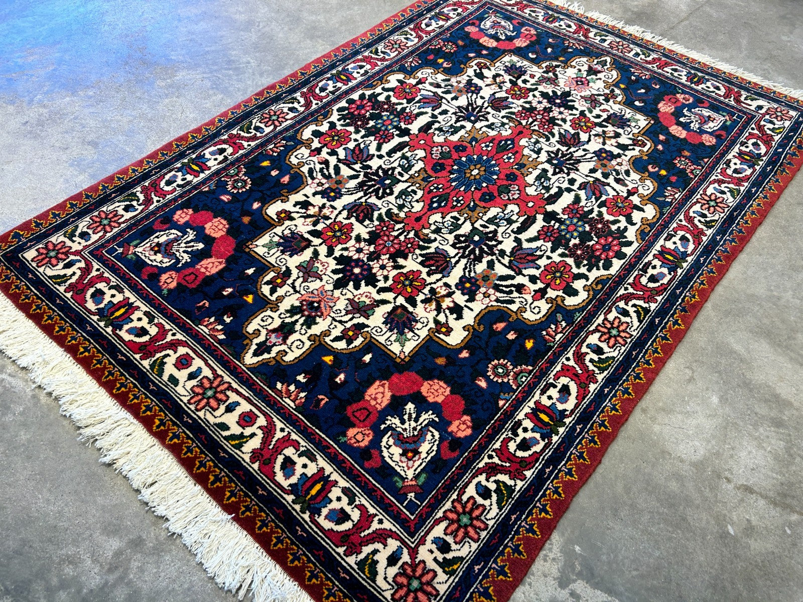 3'5"x5'2'' Hand-Knotted 100% Wool Persiane Bakhtiarie Area Rug