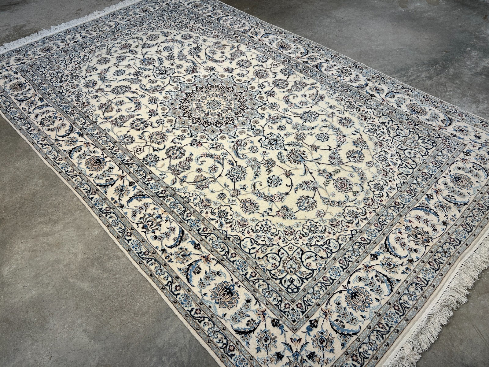 5'7"x9' Extra Fine Hand-Knotted Wool & Silk Naine Rug