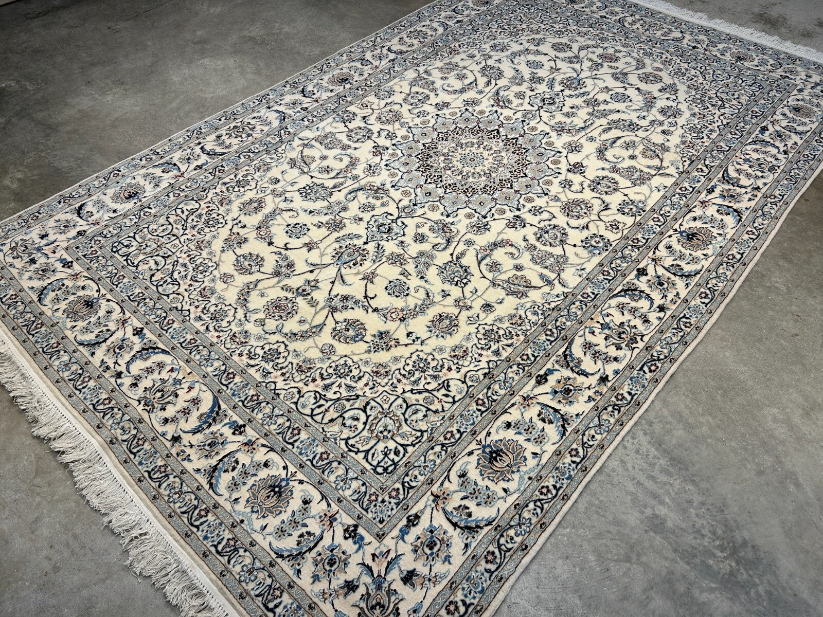 5'7"x9' Extra Fine Hand-Knotted Wool & Silk Naine Rug