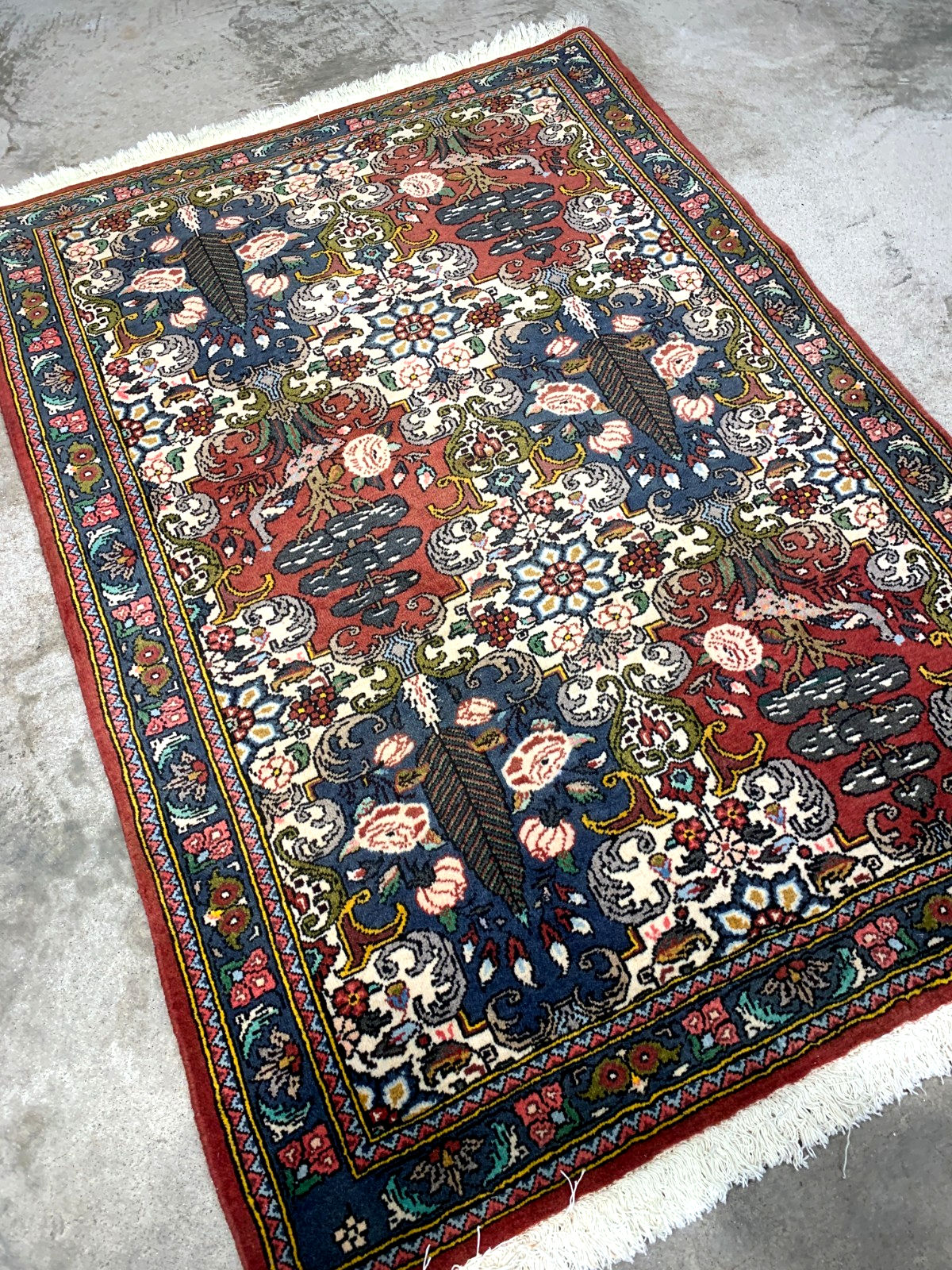 3'5"x5'2'' Hand-Knotted 100% Wool Bakhtiarie Area Rug