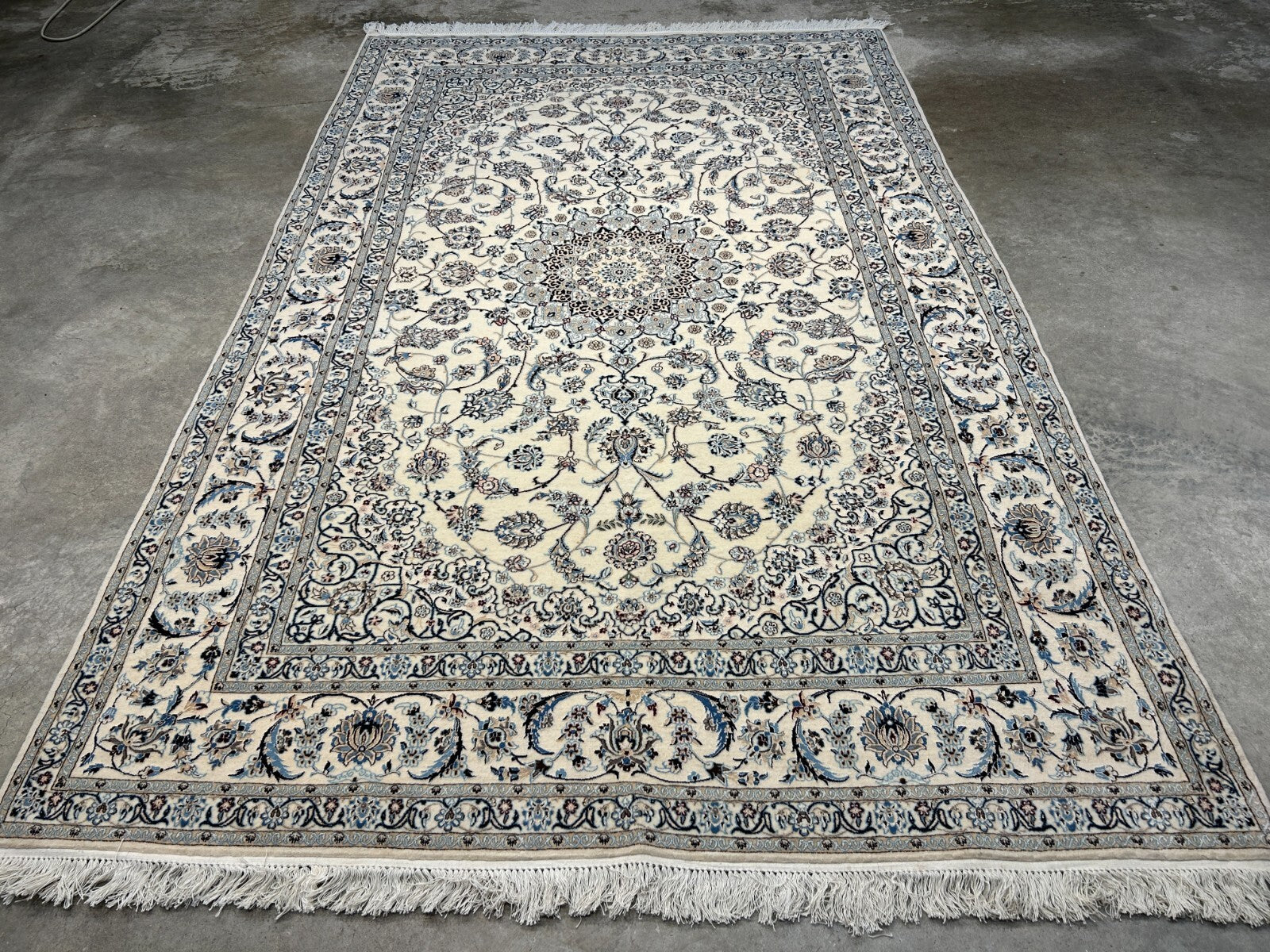 5'7"x9' Extra Fine Hand-Knotted Wool & Silk Naine Rug