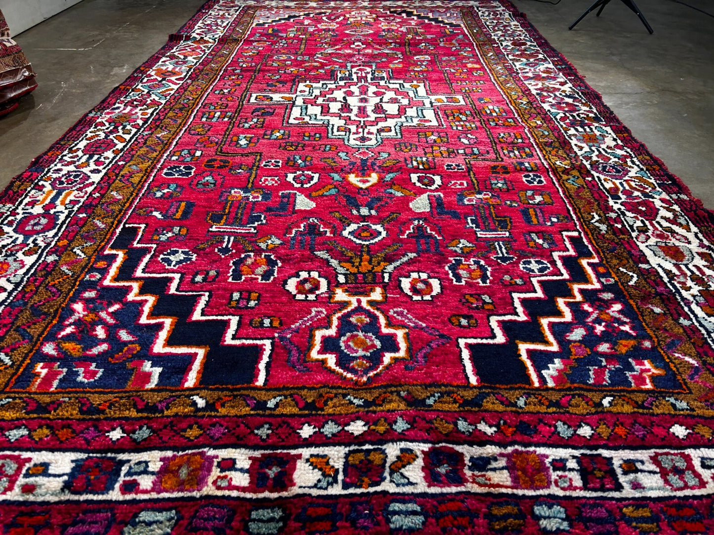 5'5" x 10'1" Hand-Knotted 100% Wool Carpet - Hamadane Area Rug