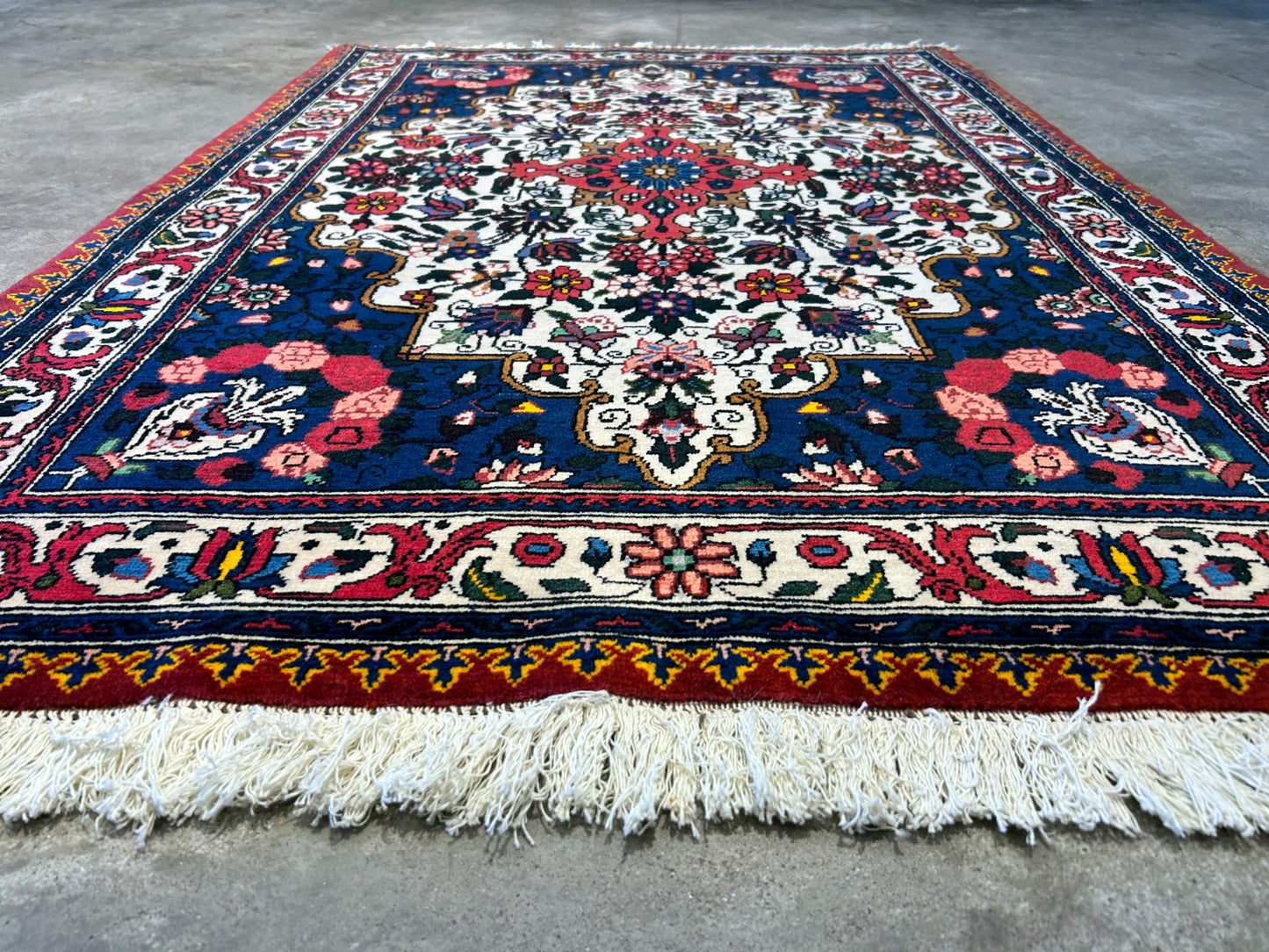 3'5"x5'2'' Hand-Knotted 100% Wool Persiane Bakhtiarie Area Rug