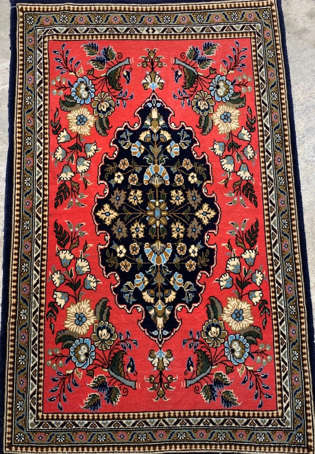 2'x3' Very Fine Hand-Knotted 100% Wool Qume Rug