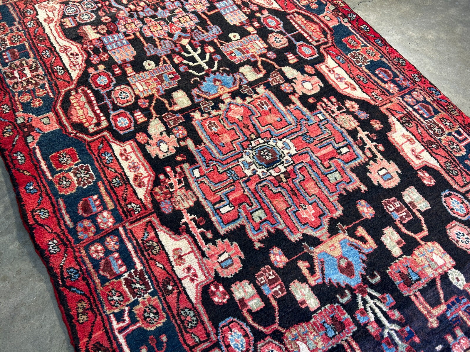 4'9" x 8'8" Hand-Knotted 100% Wool Pile Nahavande Area Rug