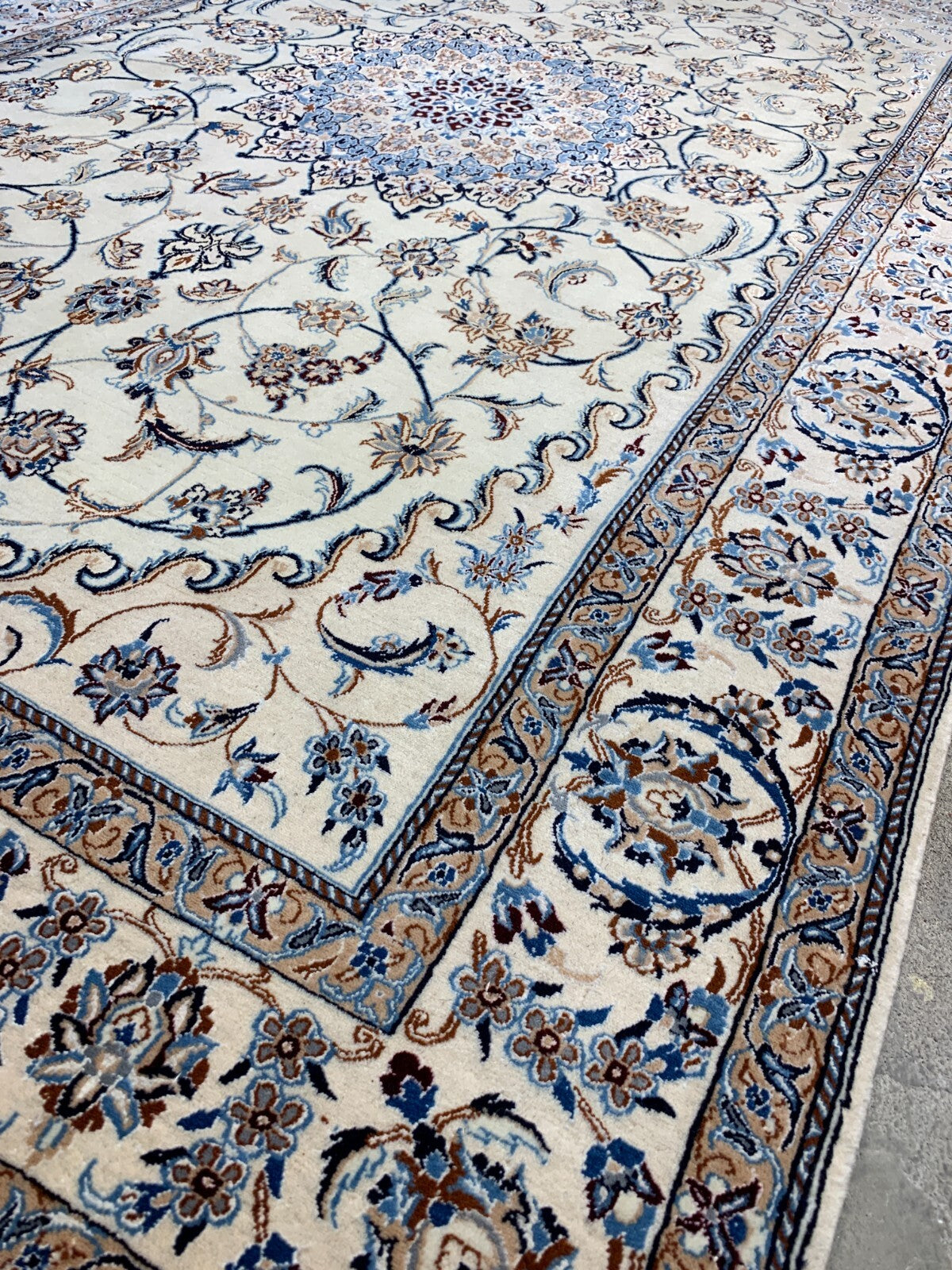 4'4"x6'11" Very Fine Hand-Knotted Wool & Silk Blend Naine Carpet - Area Rug