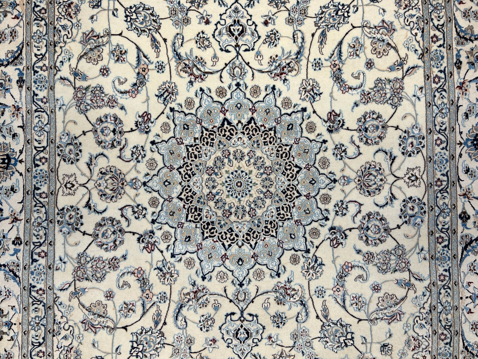 5'7"x9' Extra Fine Hand-Knotted Wool & Silk Naine Rug