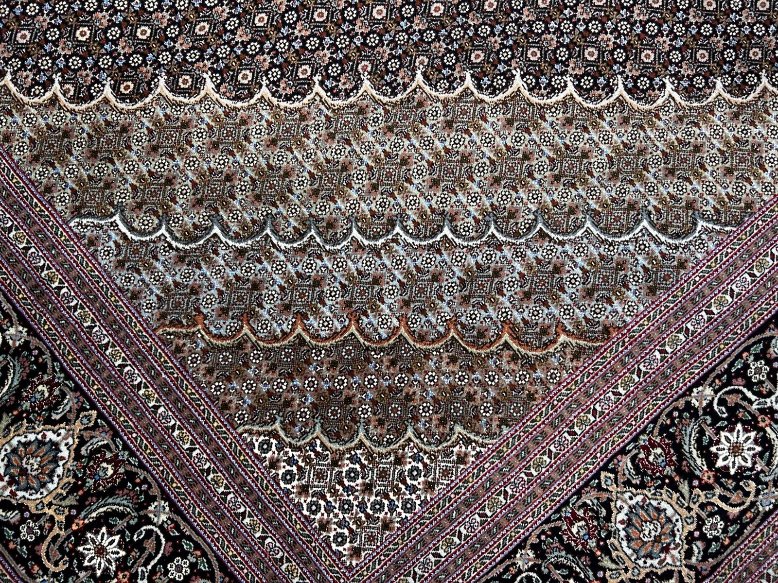 8'2"x11'5" Fine Hand-Knotted Wool & Silk Oriental Rug - Area Carpet