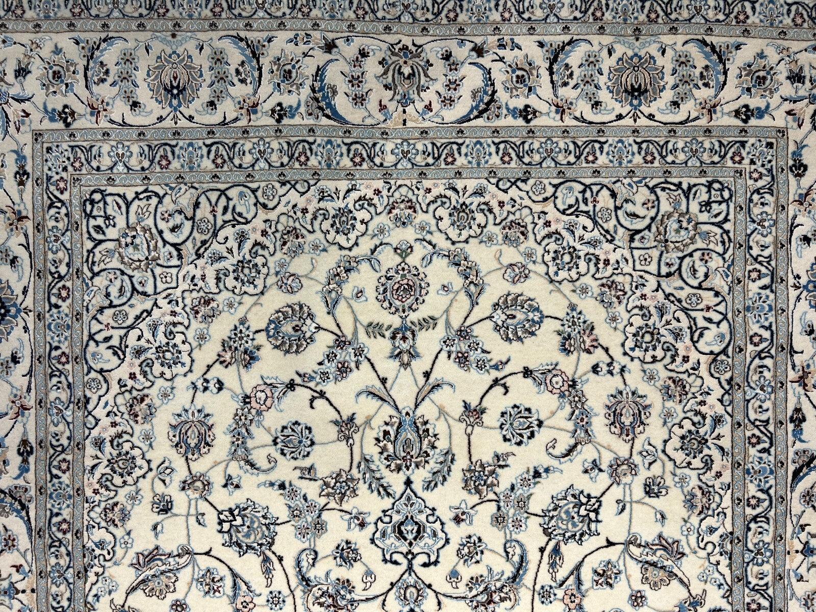 5'7"x9' Extra Fine Hand-Knotted Wool & Silk Naine Rug
