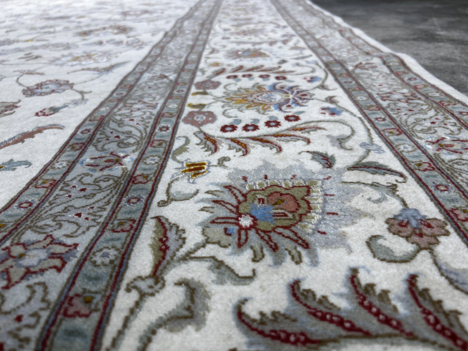 8'4"x11'6" Very Fine Hand-Knotted Wool & Silk Tabrize Rug