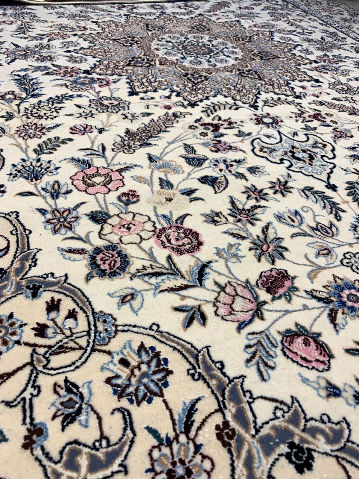 4'3"x6'10" Fine Hand-Knotted Wool & Silk Blend Naine Carpet - Area Rug