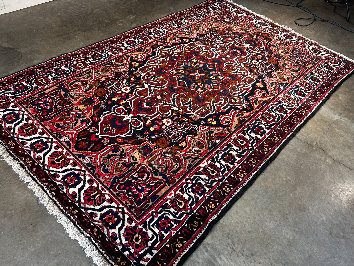 5'5" x 8'10" Hand-Knotted 100% Wool Pile Bakhtiarie Area Rug - Carpet