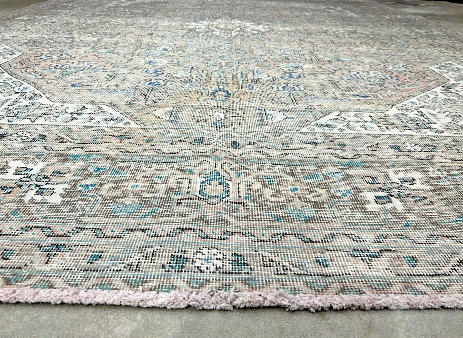 9'8"x12'5" Hand-Knotted 100% Wool Pile Herize Rug