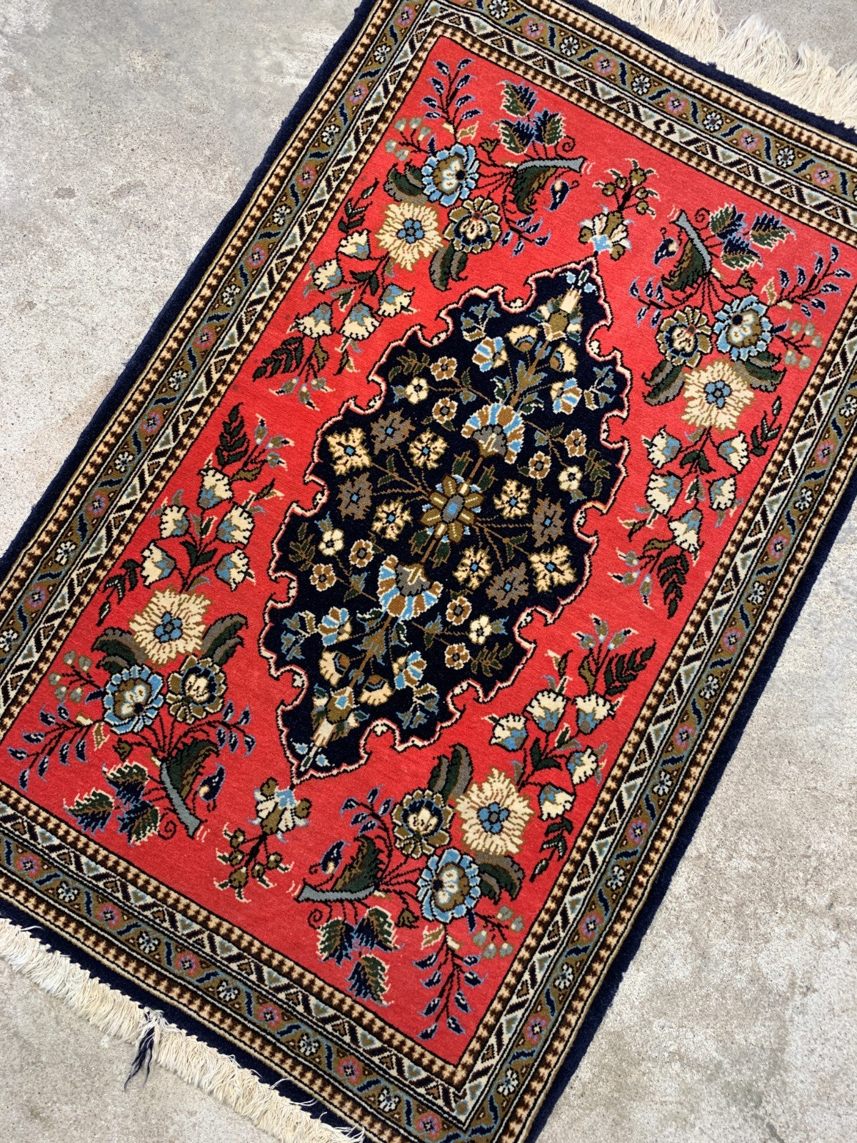2'x3' Very Fine Hand-Knotted 100% Wool Qume Rug