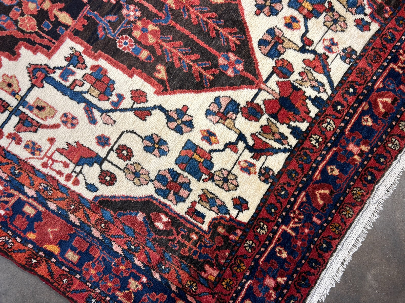 5'4" x 10'4" Hand-Knotted 100% Wool Nahavande Area Rug