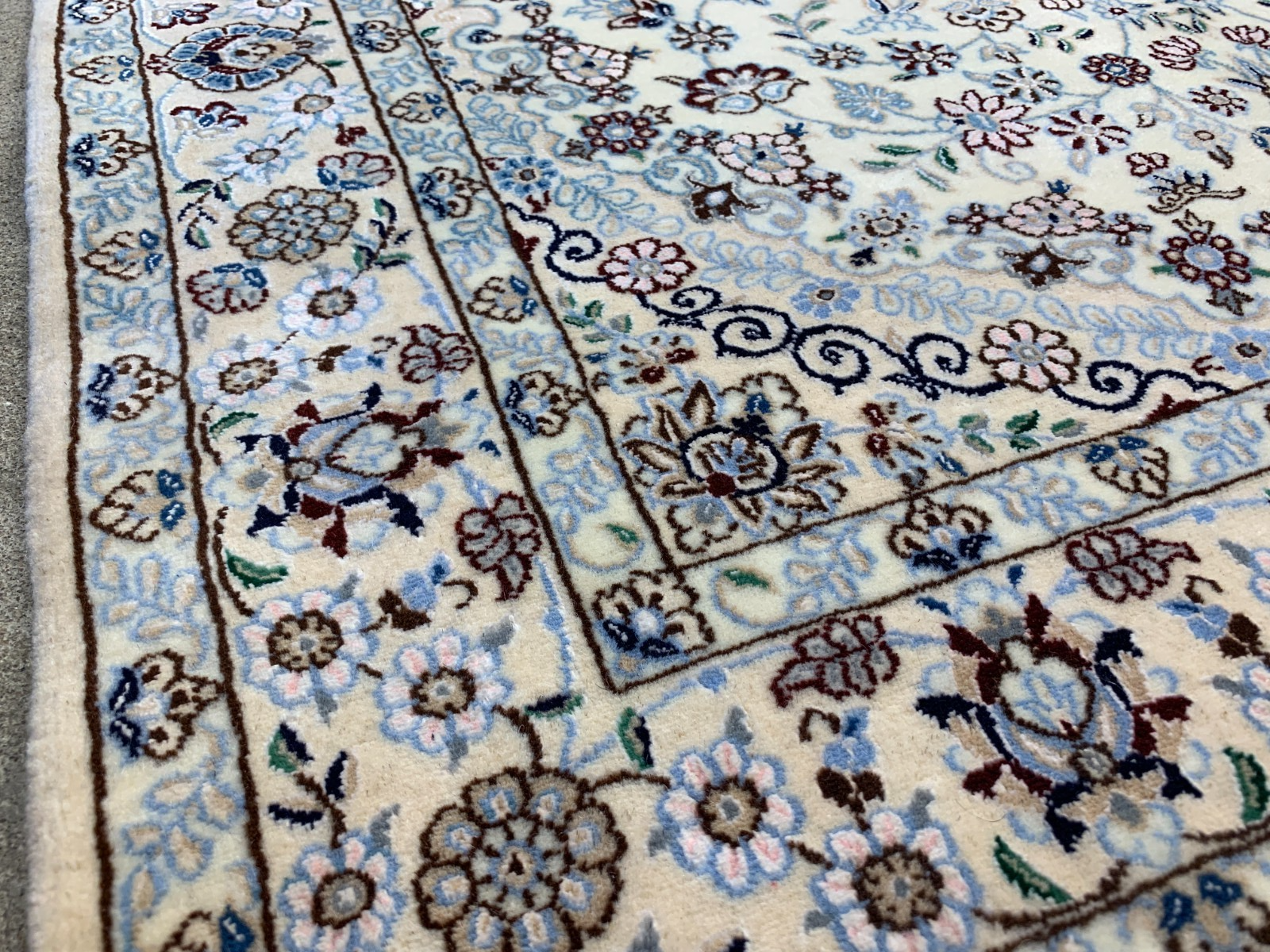 3'2"x4'11'' Very Fine Hand-Knotted  Silk & Wool Naine Area Rug - Carpet