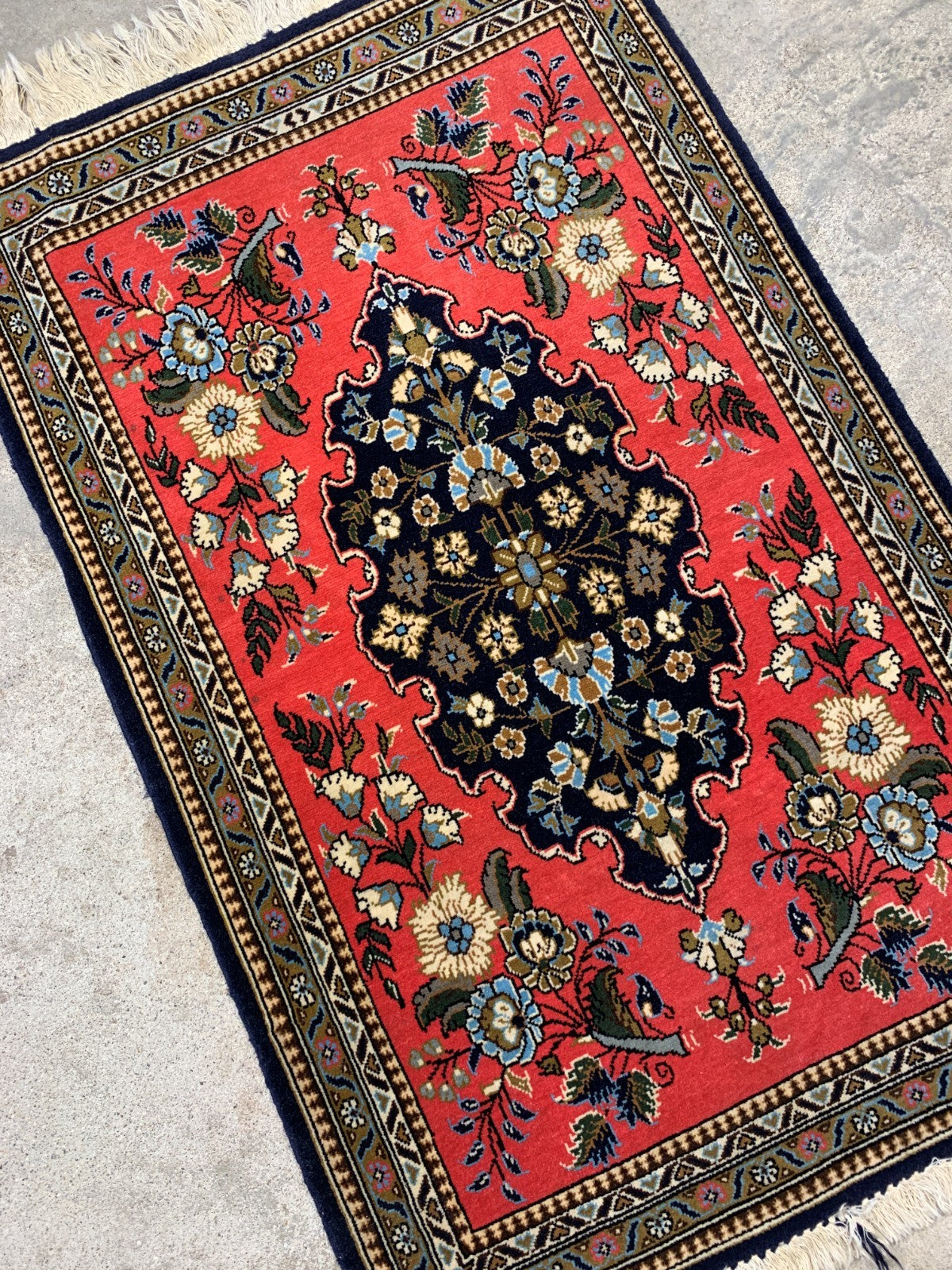 2'x3' Very Fine Hand-Knotted 100% Wool Qume Rug