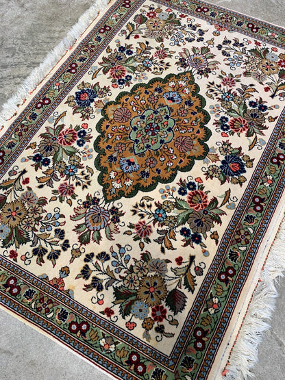 2'2"x3' Very Fine Hand-Knotted 100% Wool Qume Rug