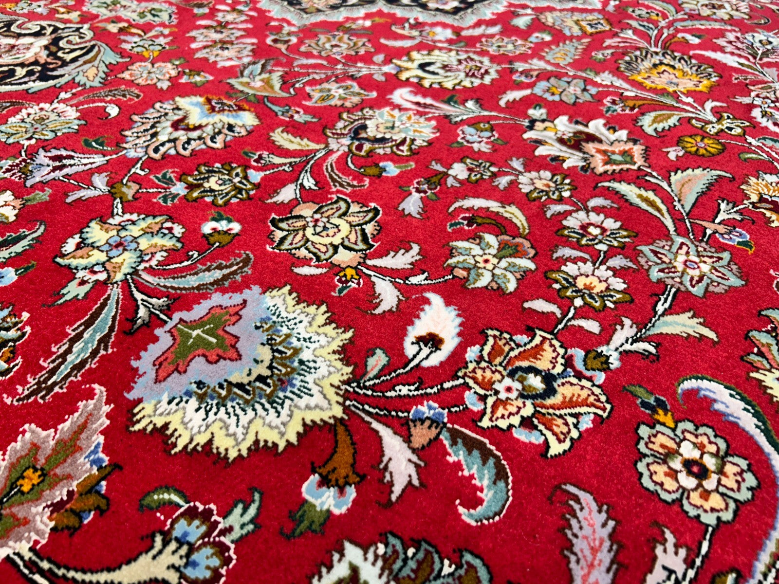 8'10"x12'11" Fine Hand-Knotted Wool & Silk Tabrize Rug