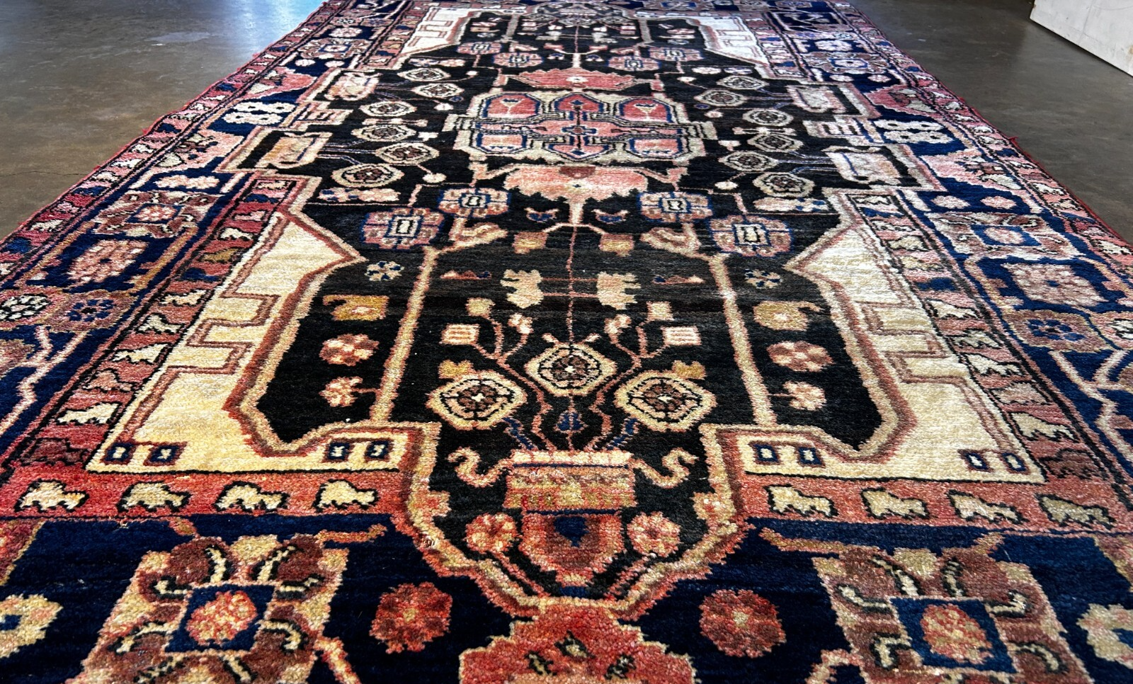 4'7" x 7'10'' Hand-Knotted 100% Lamb Wool Carpet - Nahavande Area Rug