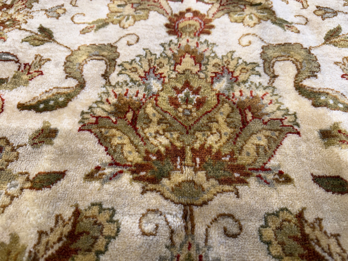 7’8”x9’11” Hand-Knotted Wool Agra Area Rug