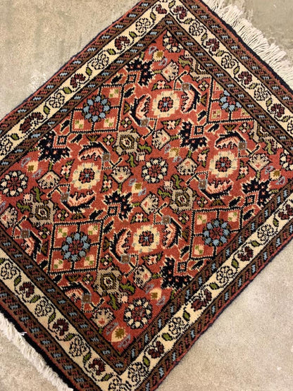 1'6"x2' Handmade 100% Wool Persian Sarouk Rug